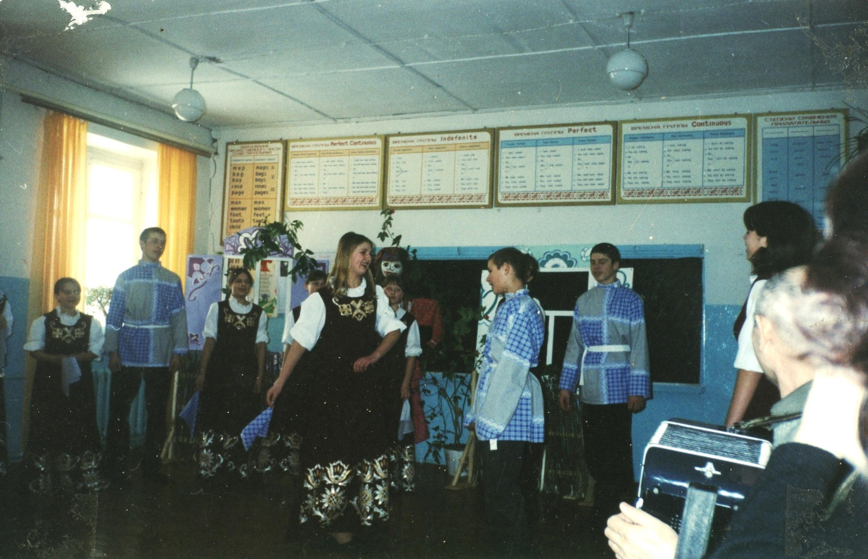 Ученики в национальной одежде.